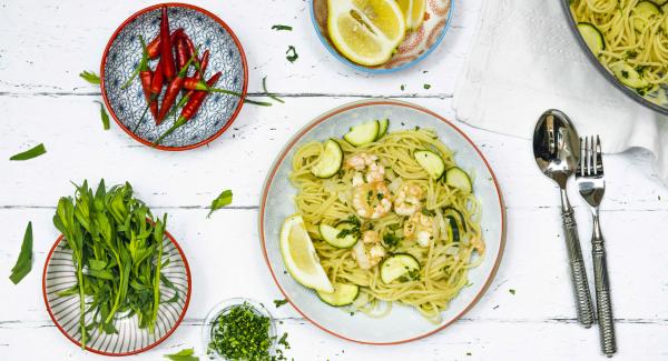 Lemon spaghetti with shrimps