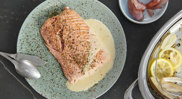 Salmon fillet with seasoned hollandaise