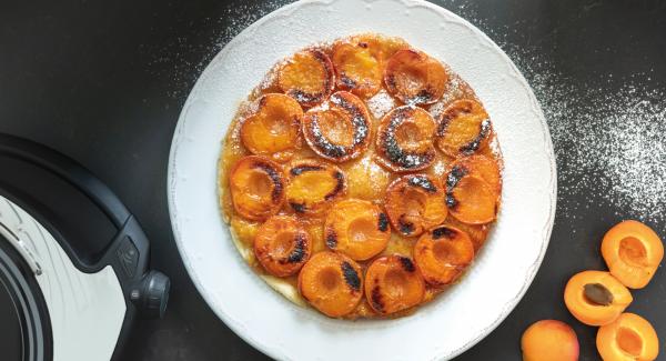 Tarte tatin with apricots