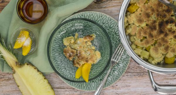 Crumble with tropical fruit