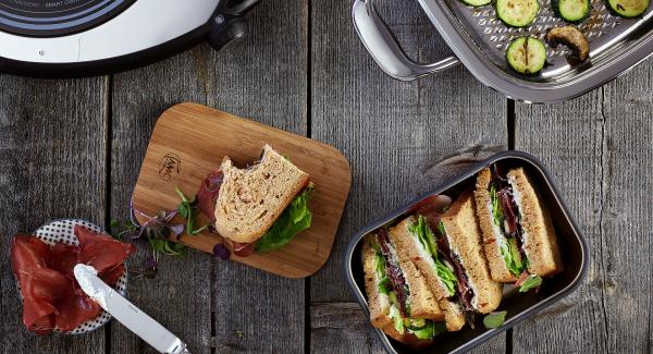 Sandwich with grilled vegetables