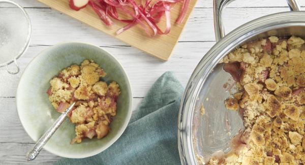 Rhubarb crumble