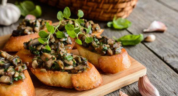 Bruschetta with mushrooms