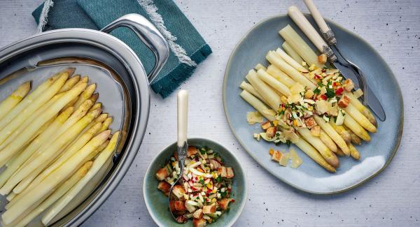 Asparagus with colorful crumble 