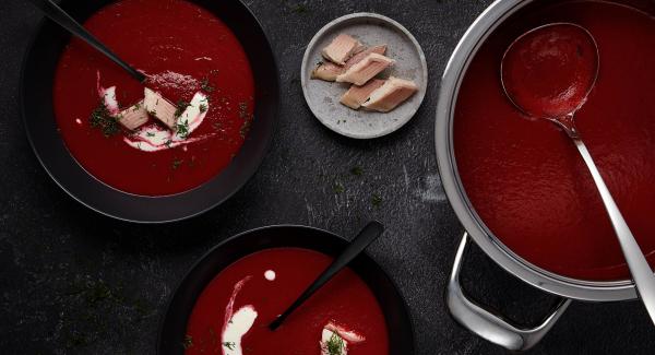 Beet soup with apple