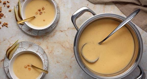 Parsnip soup with pear