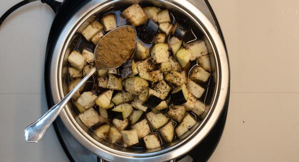 Open the lid, add eggplants cubes, salt, black, pepper & cumin. Stir.
Put back Easyquick cover & follow the same steps as earlier: set Navigenio on Automatic Cooking “A”. Set audiotherm on 7 minutes, and put it on Visiotherm. Turn twice until the Steam Symbol appears. Audiotherm will beep at the end of the cooking time: lentils and eggplants are now tender and totally cooked. Adjust seasoning.